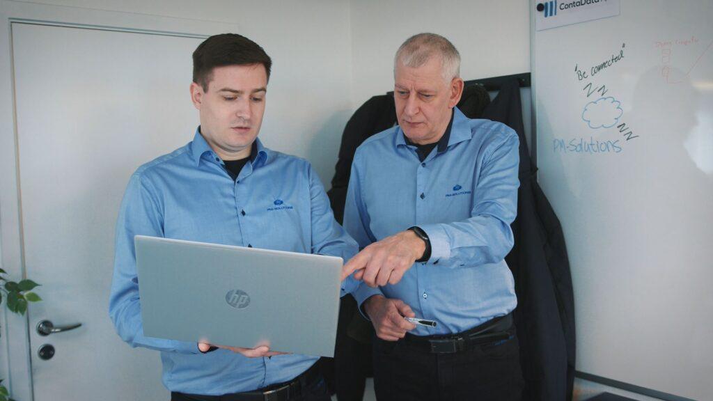 Peter og Martin billede der peger på en computer